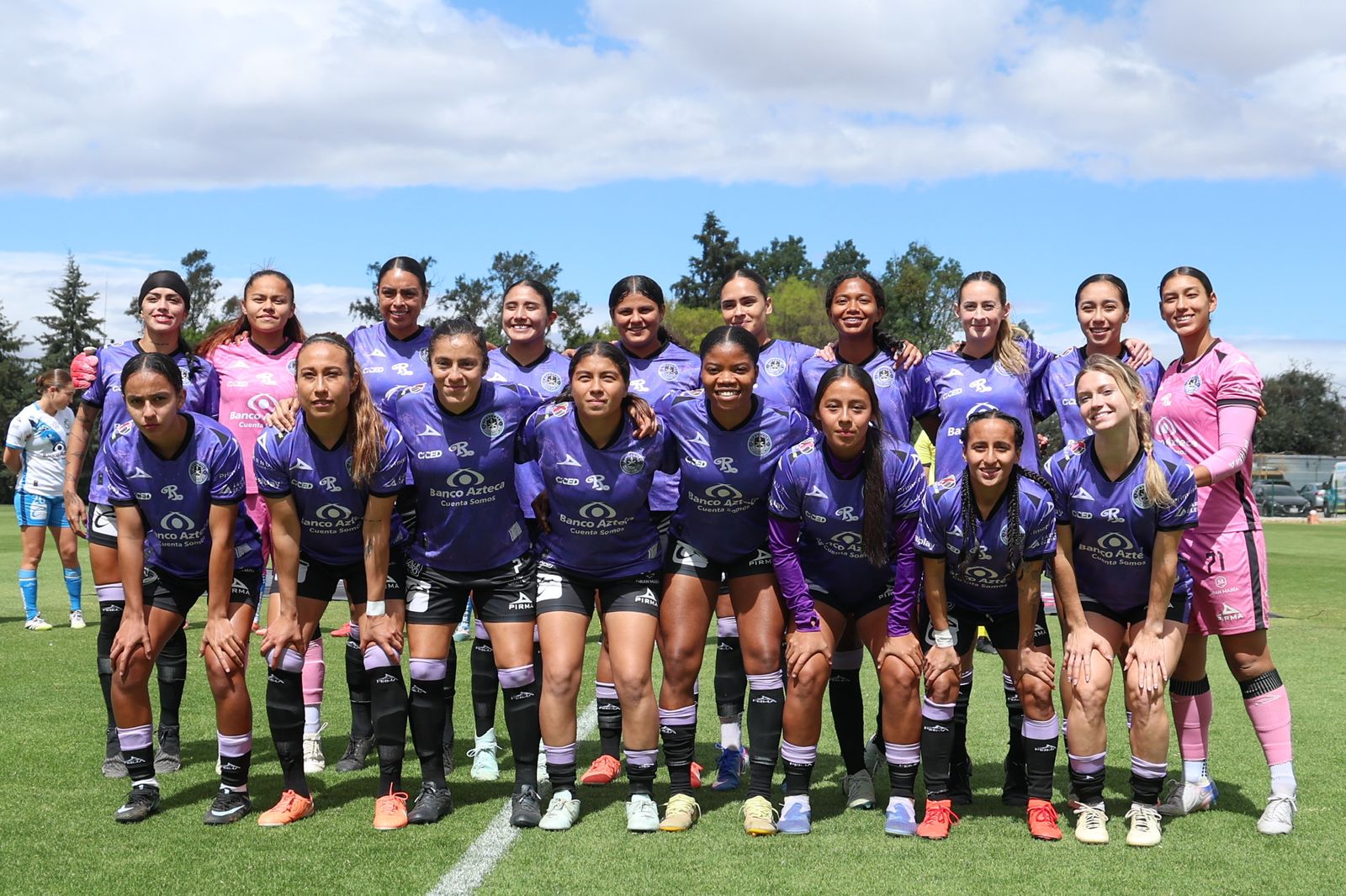 liga femenil de maztlán formadas en líneas posando para foto