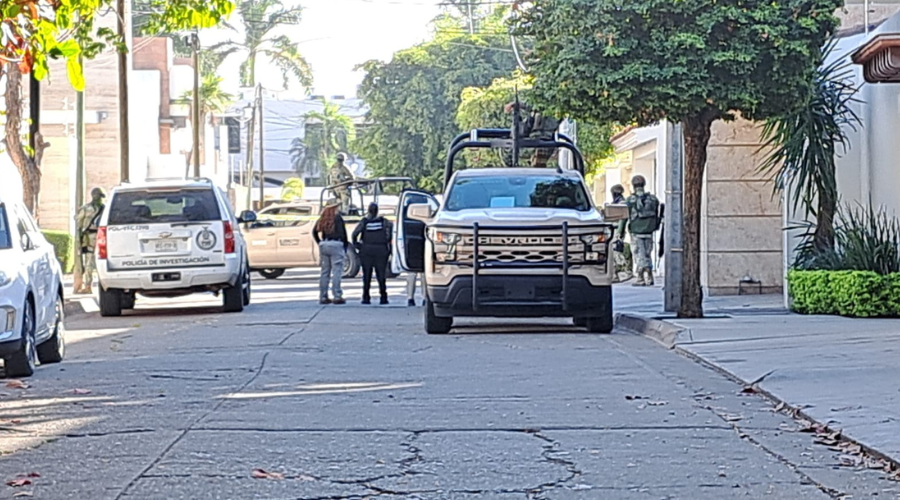 Agentes periciales y de la FGE investigan el sitio donde fue localizado un hombre sin signos vitales