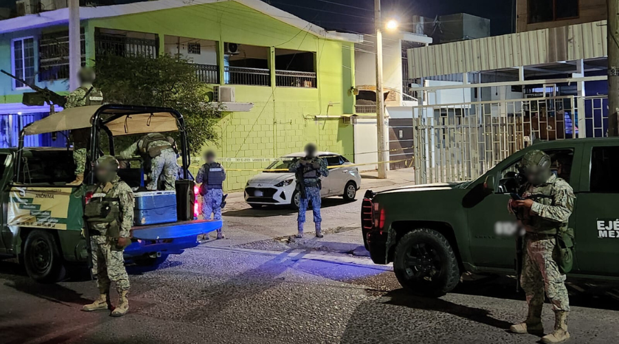 Personal del Ejército Mexicano resguardan el sitio donde se confirmó el hallazgo