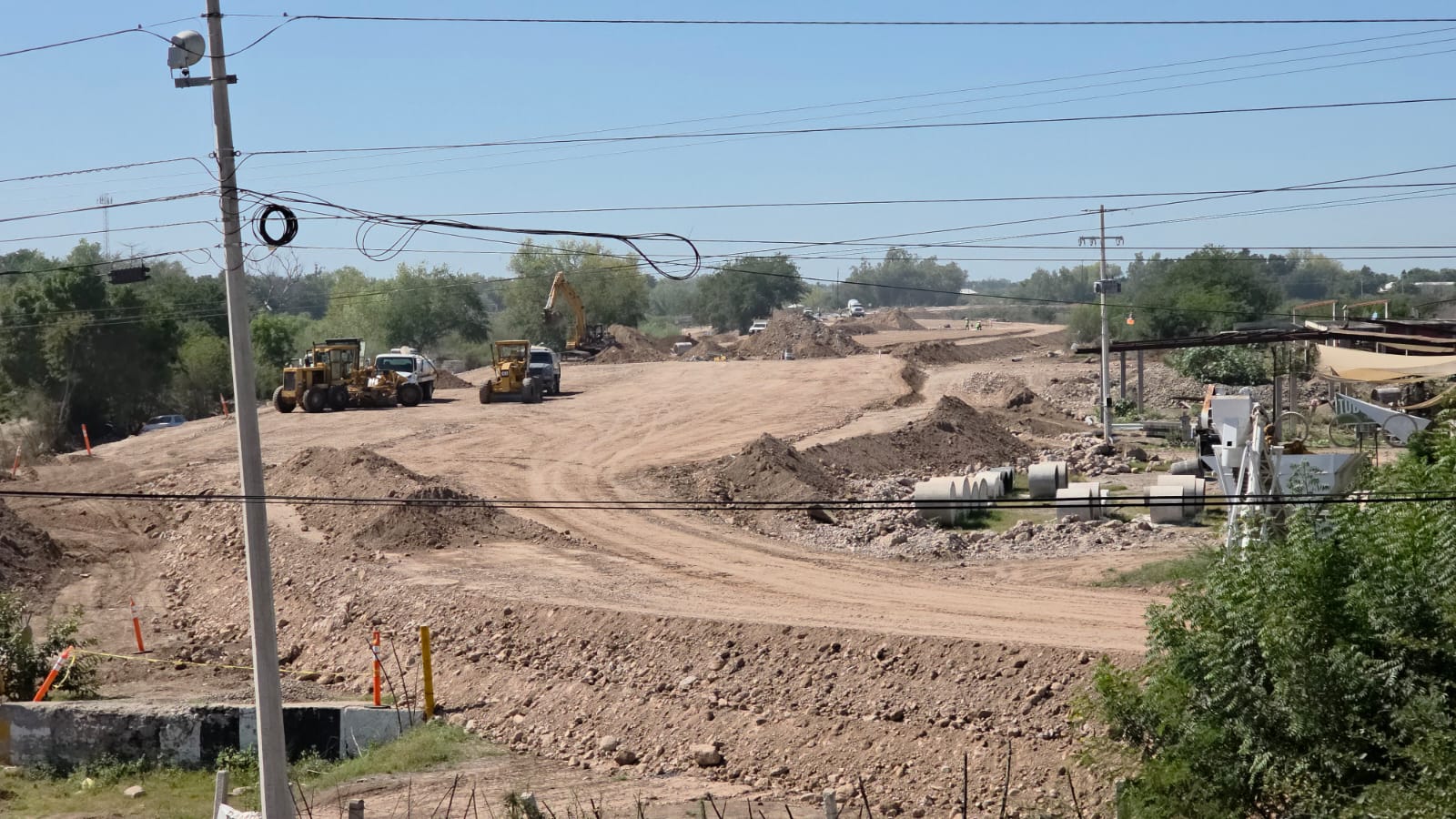 máquina en construcción en tierra día soleado