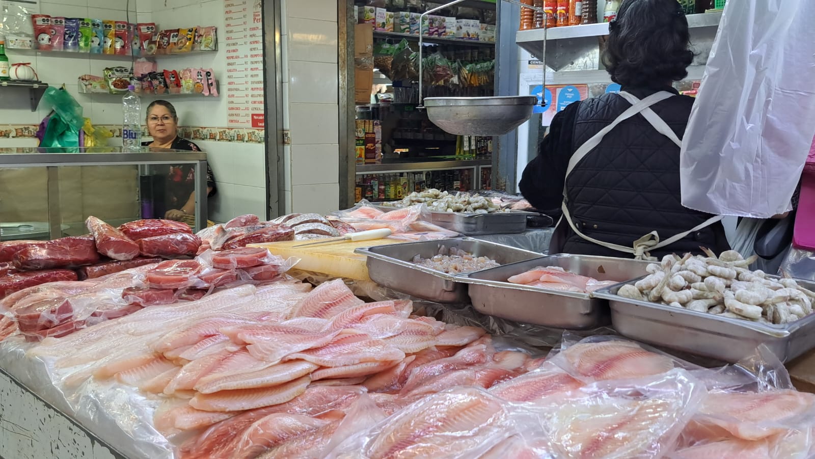 mariscos cortados en exhibición en una pescadería