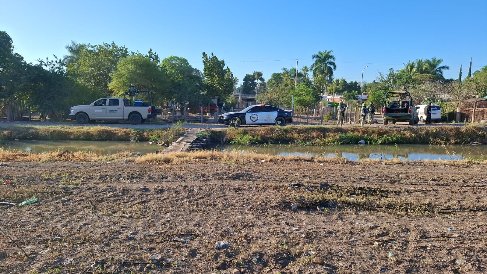 Patrullas en un paisaje con un canal de riego en una zona ruiral