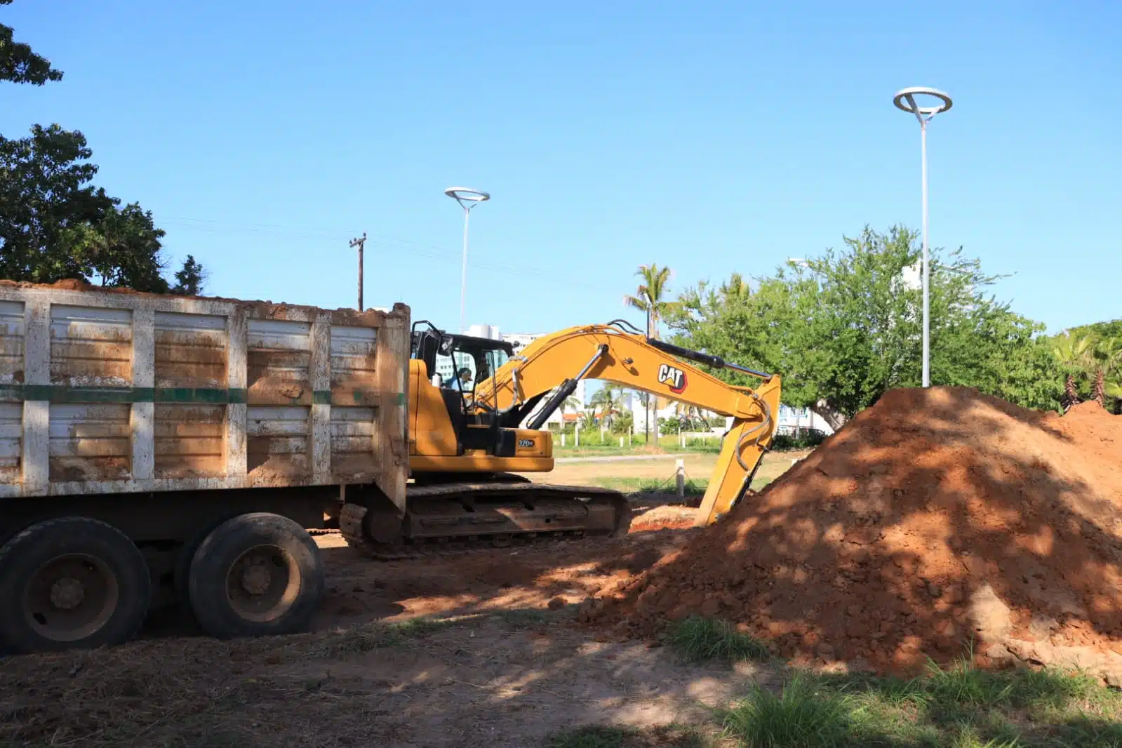 Maquinaria que iniciará obra de secundaria en Alturas del Sur