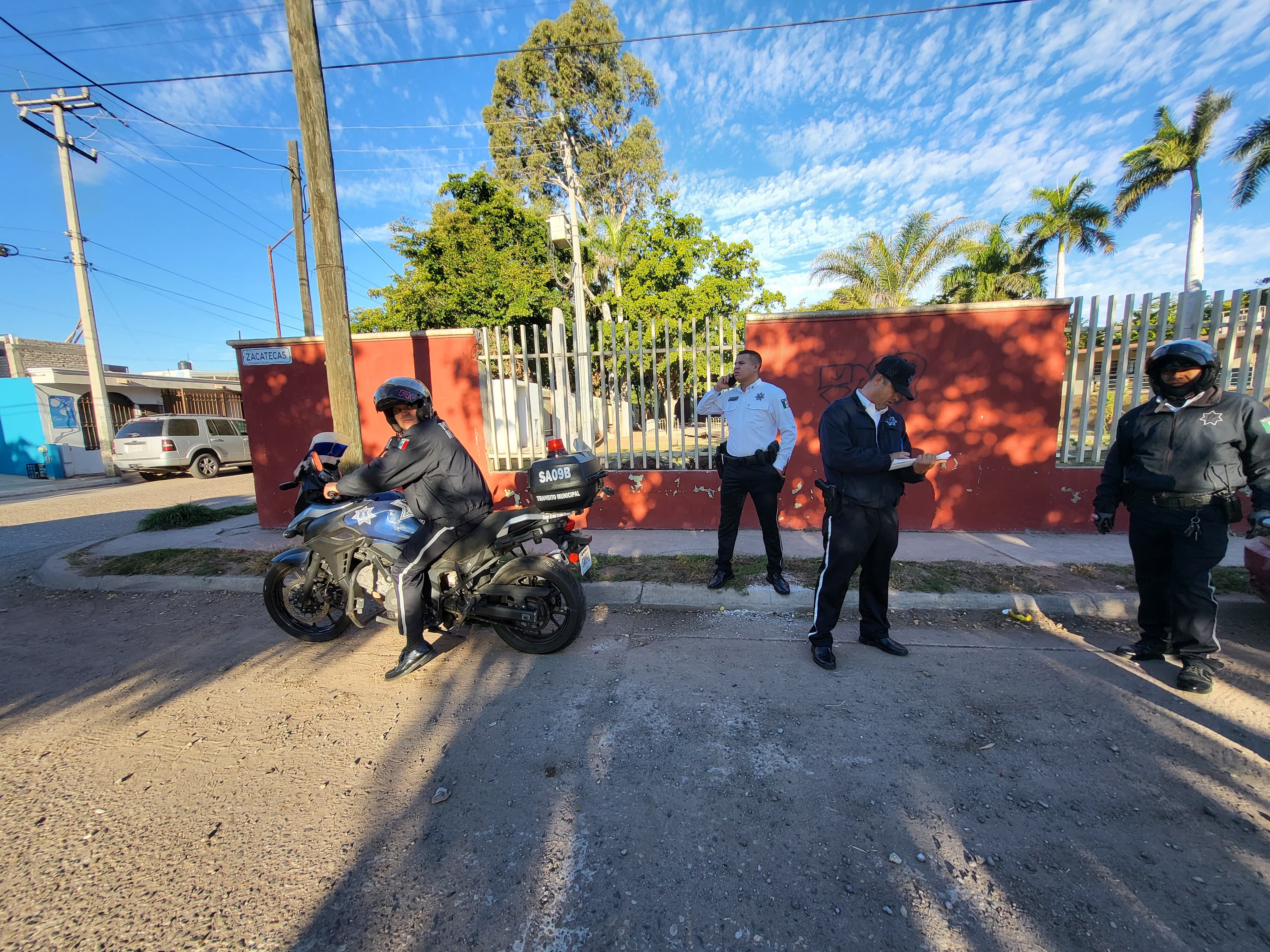 personal de tránsito en una calle