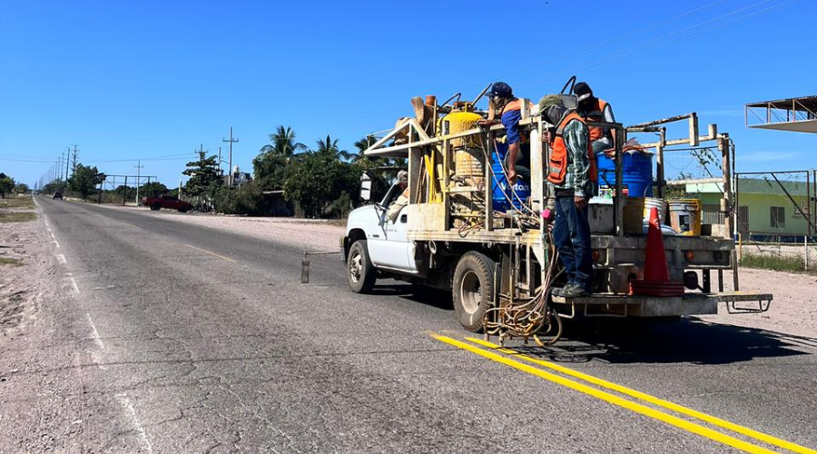 Pintado de rayas en la carretera 