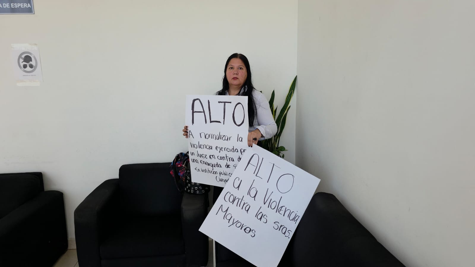 Persona manifestándose con pancartas