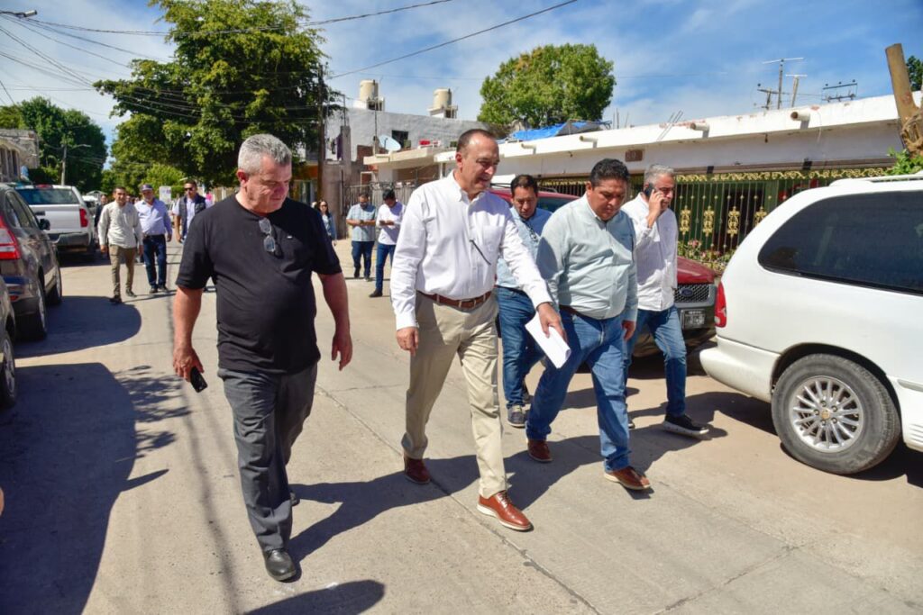 Alcalde Antonio Menéndez en un recorrido por la colonia Antonio Toledo Corro.