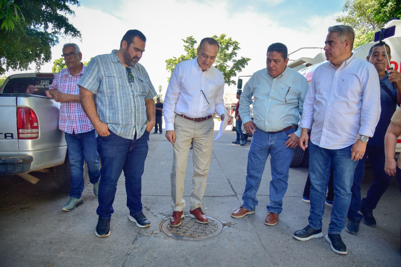 Alcalde Antonio Menéndez supervisando obra de rehabilitación de drenaje en la colonia Toledo Corro