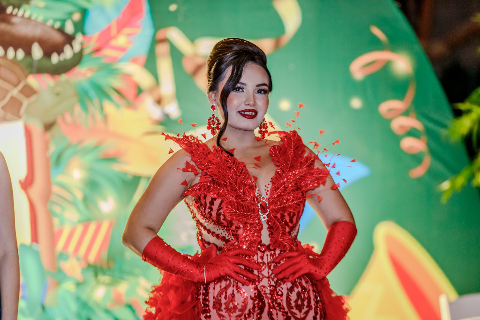 Mujer con vestido rojo y al fondo colores Carnaval de Guasave