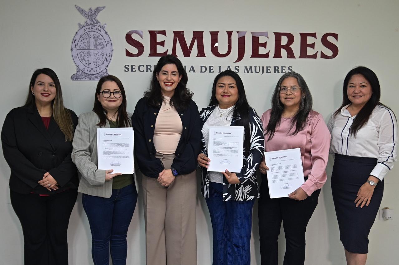 Mujeres junto a la titular de Semujeres
