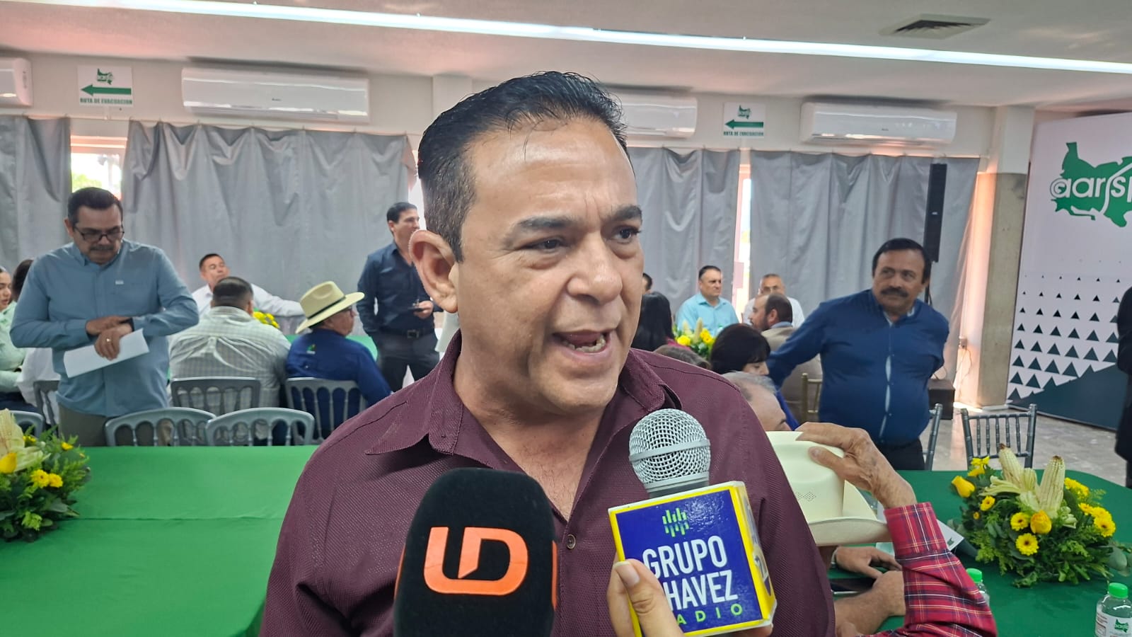 Funcionario hablando al micrófono