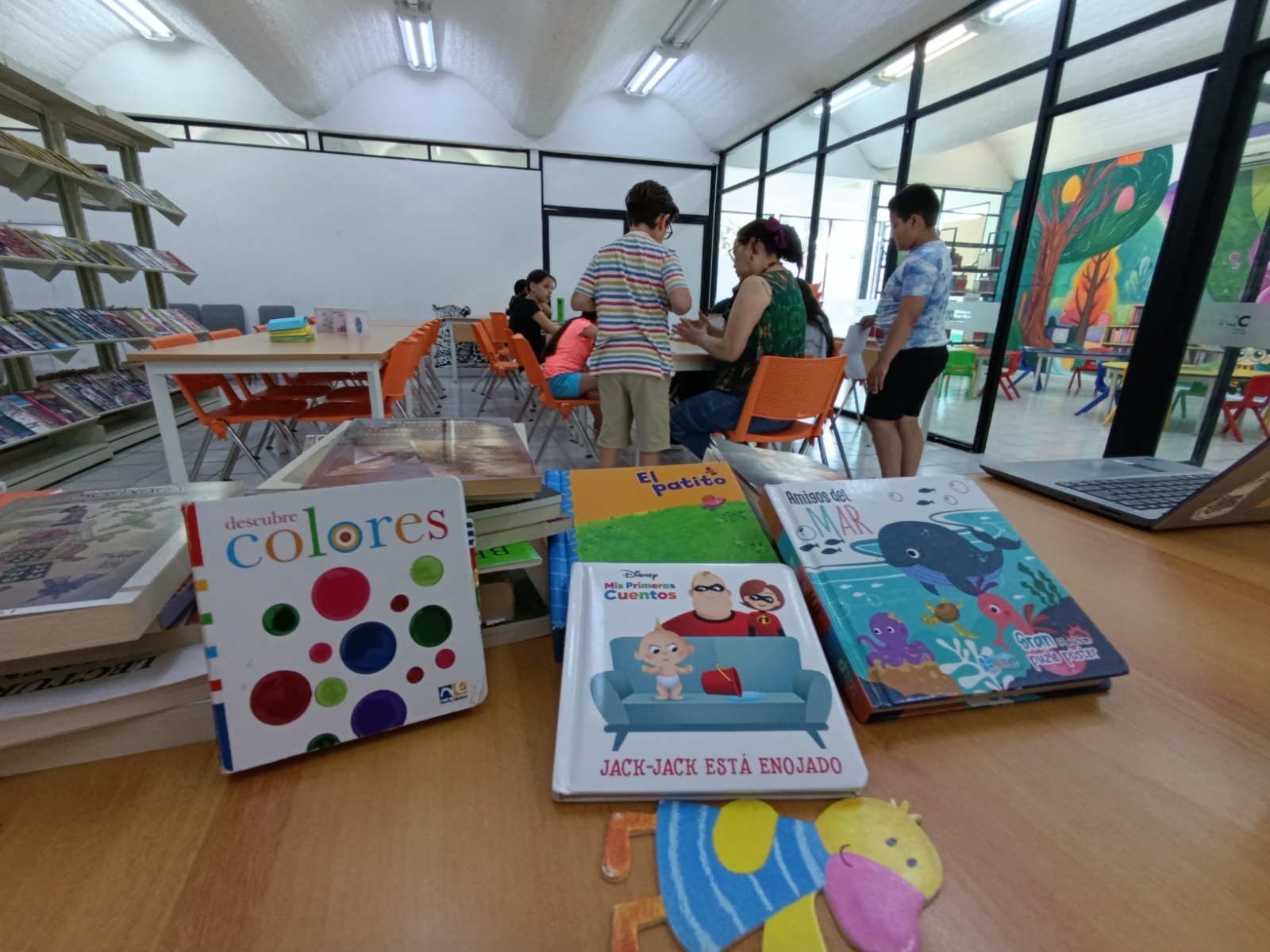 Personas en una biblioteca