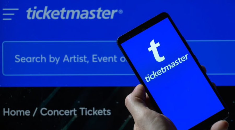 Página de Ticketmaster y un celular con la app de la empresa boletera