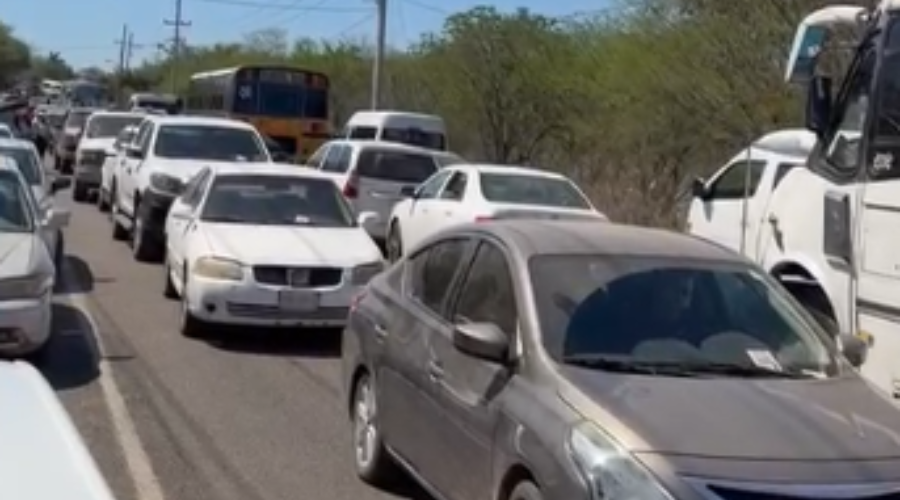 Filas de carros en la carretera Culiacán - Imala