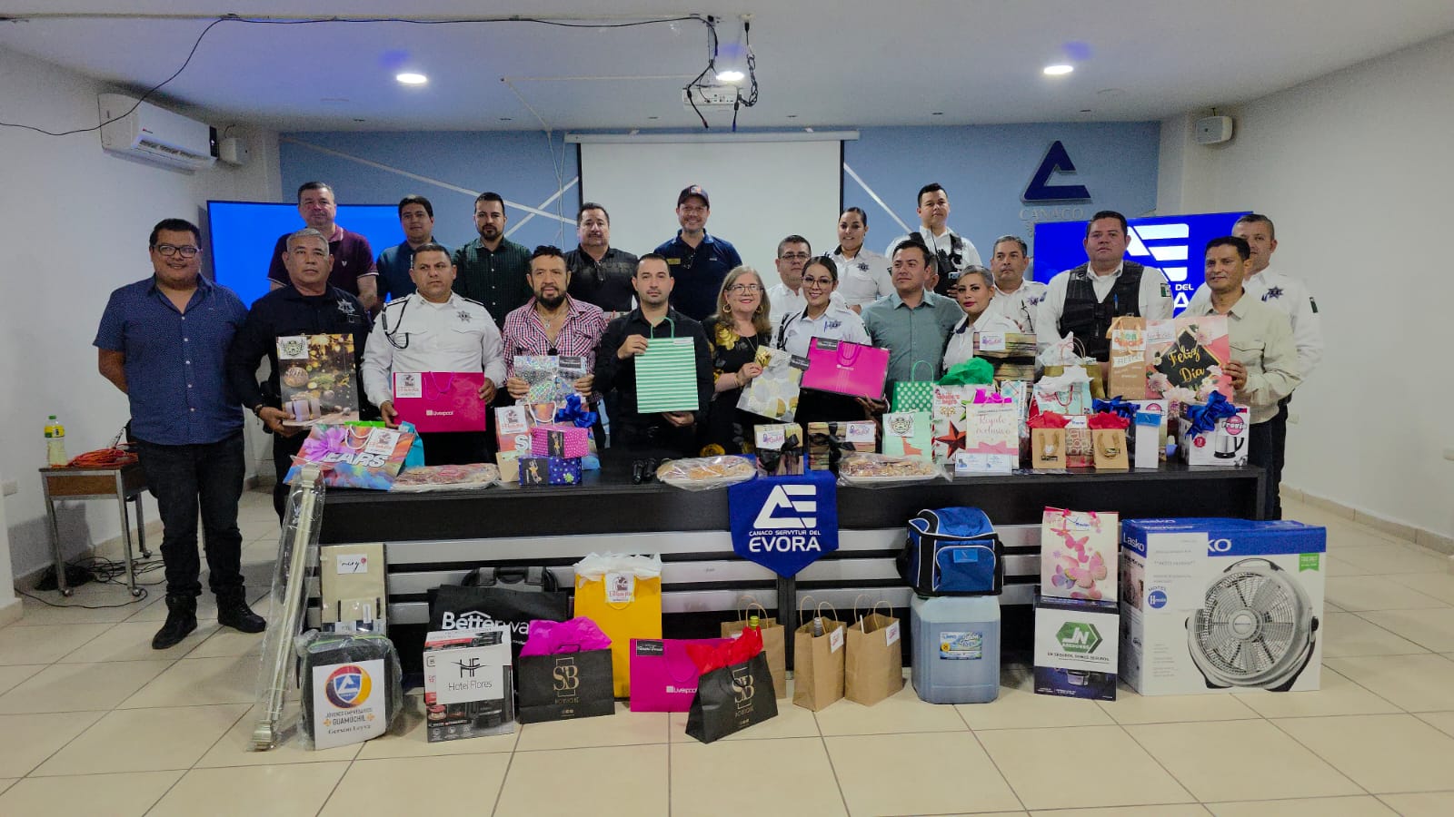 elementos de Tránsito formados posando para foto con regalos