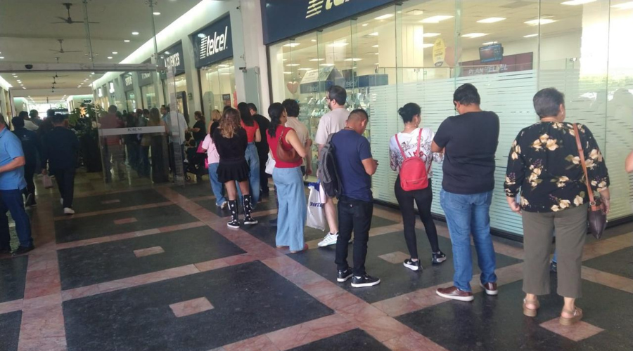 Fila de personas para aplicar vacunas