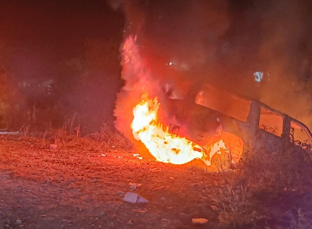 Camioneta incendiada