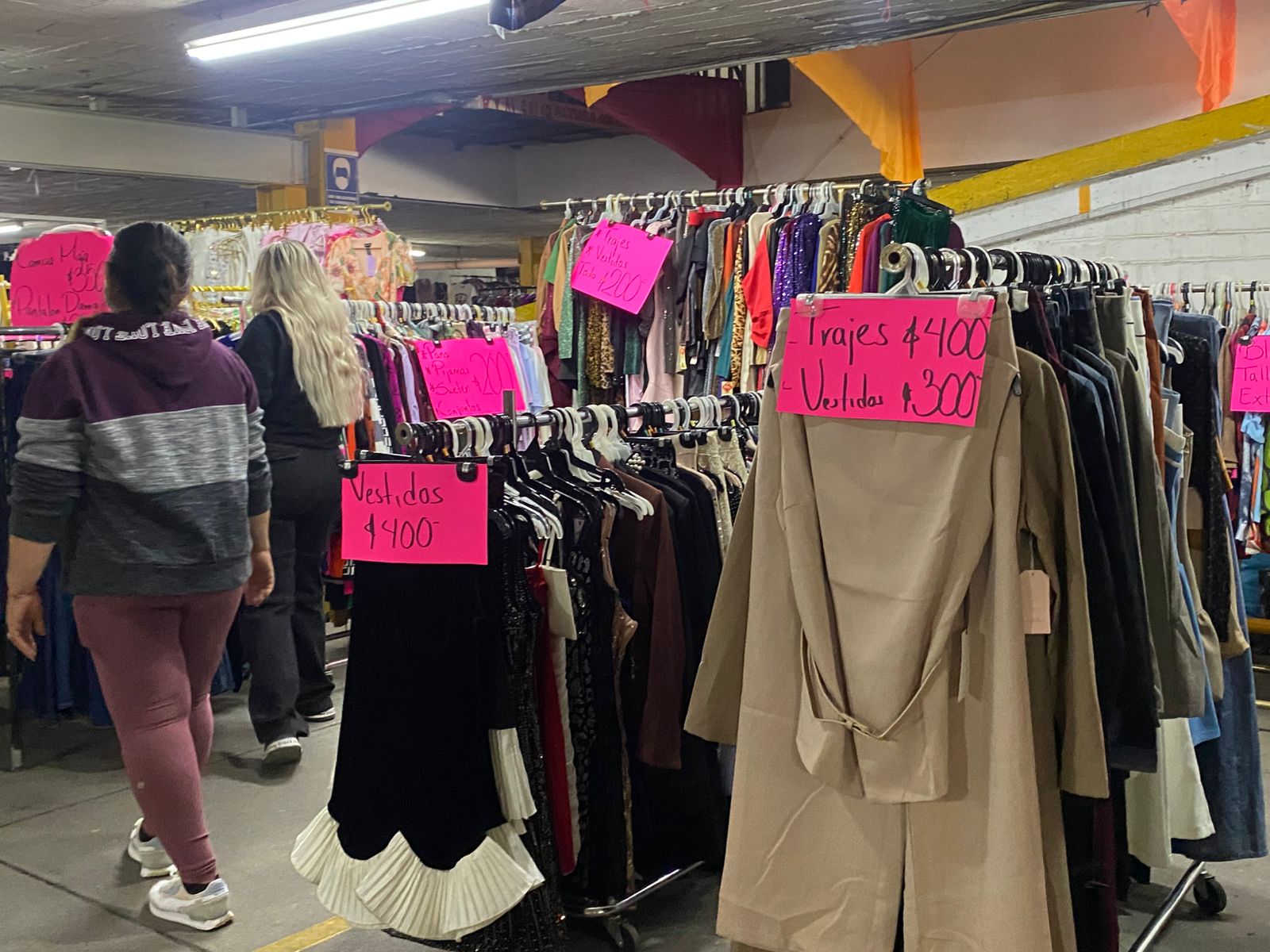 Ropa con letreros de venta