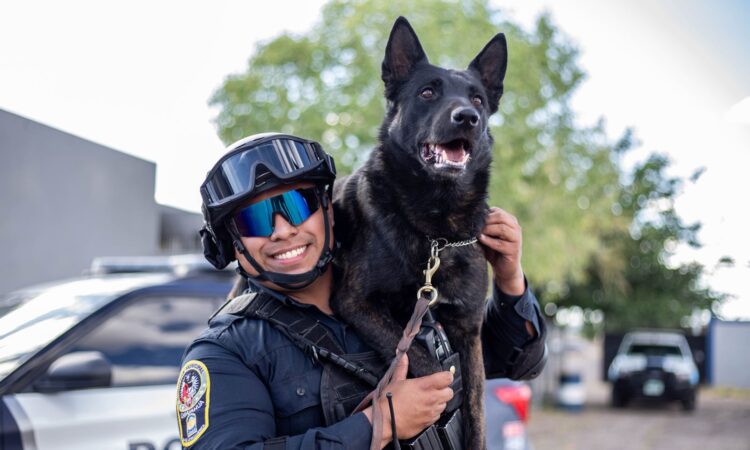 Policia con un perro policia y un listón negro de luto