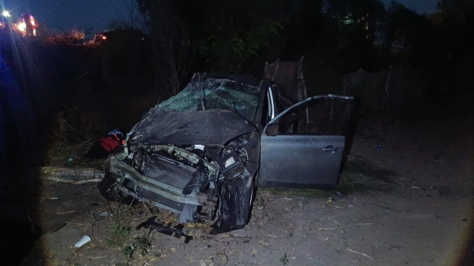 Automovil fuera del camino con golpes