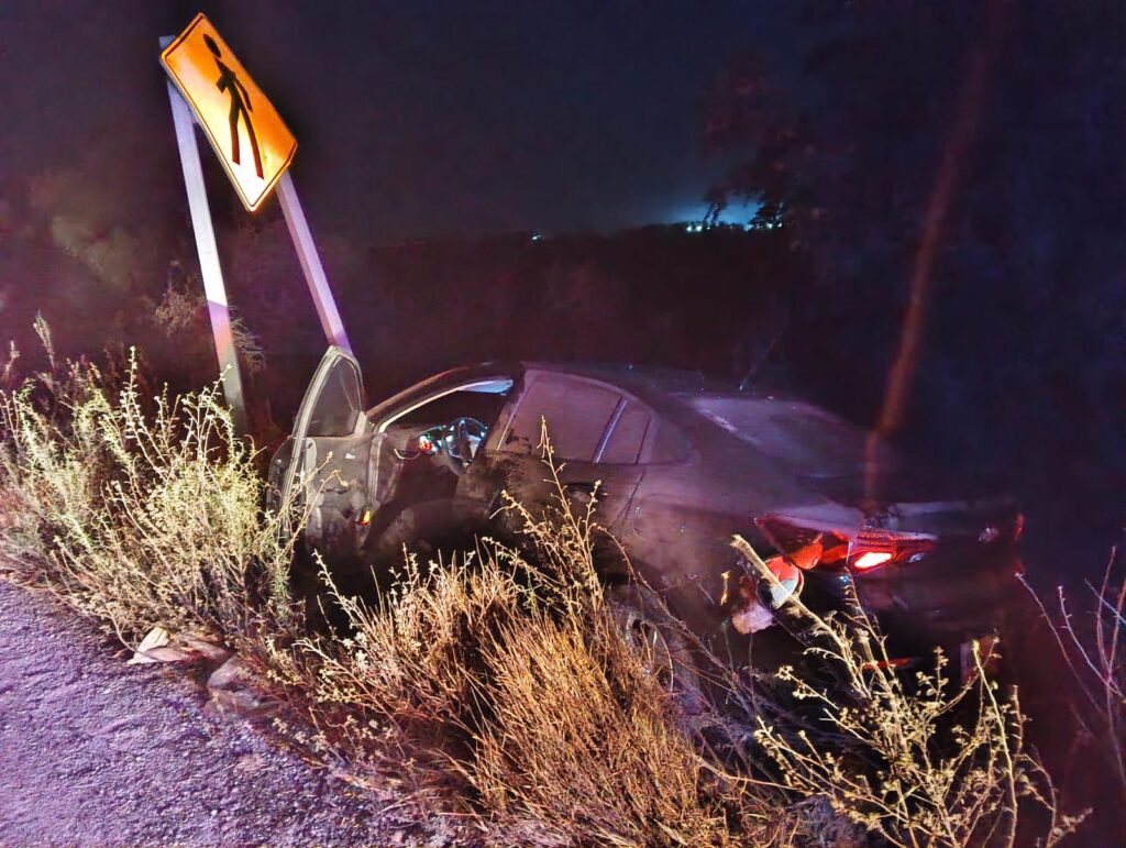 Automovil fuera del camino con golpes