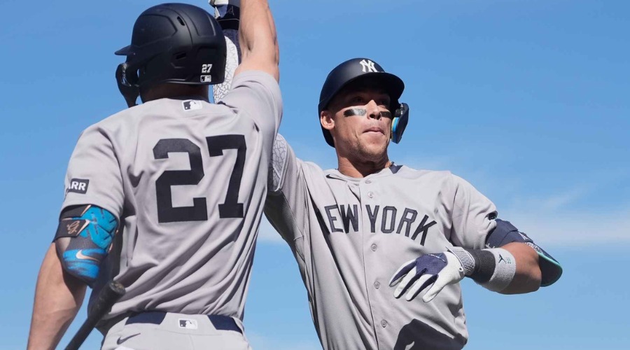 jugadores de béisbol con fondo del cielo azul