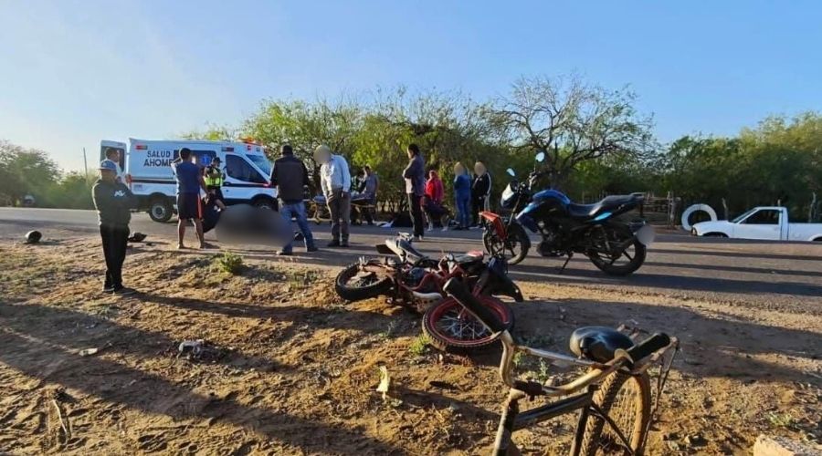 Motocicletas tiradas junto a una ambulancia en la carretera