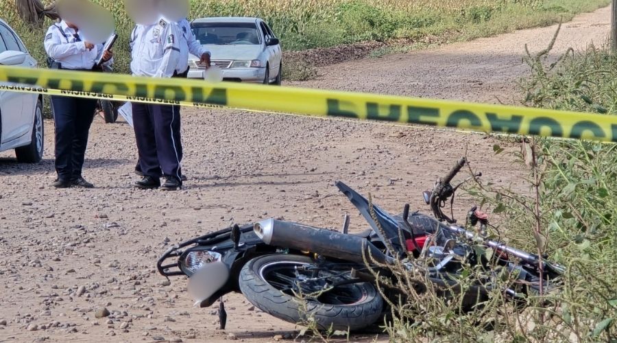 Cinta amarilla de precaución junto a una motocicleta en la terracería con elementos de tránsito