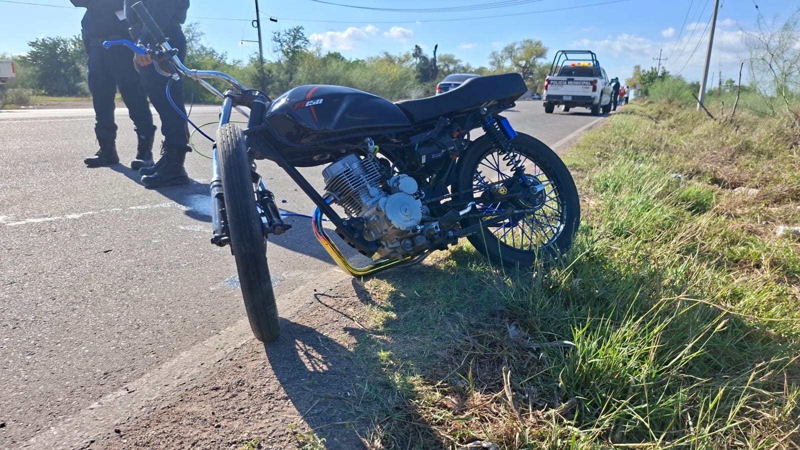 Moto choca contra una vagoneta y dos personas terminan en un hospital
