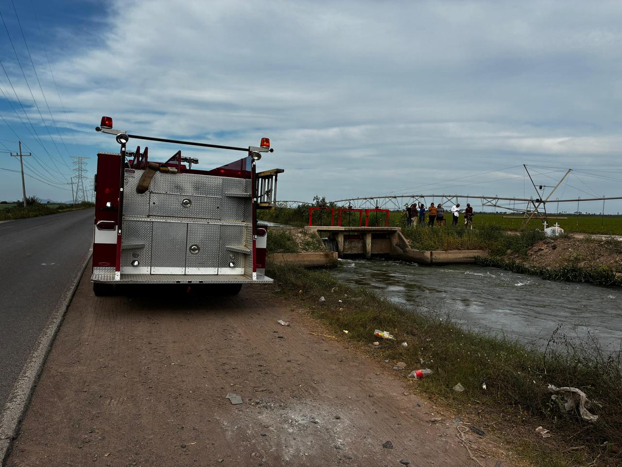 Bomberos Los Mochis y Cruz Roja en el sitio donde cayeron al canal las personas