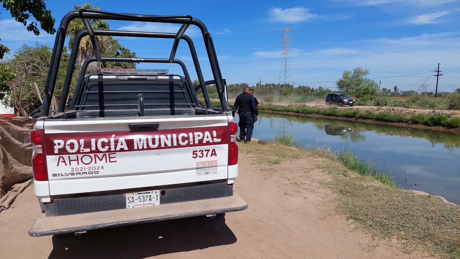 Unidad de la Policía Municipal de Ahome en un canal