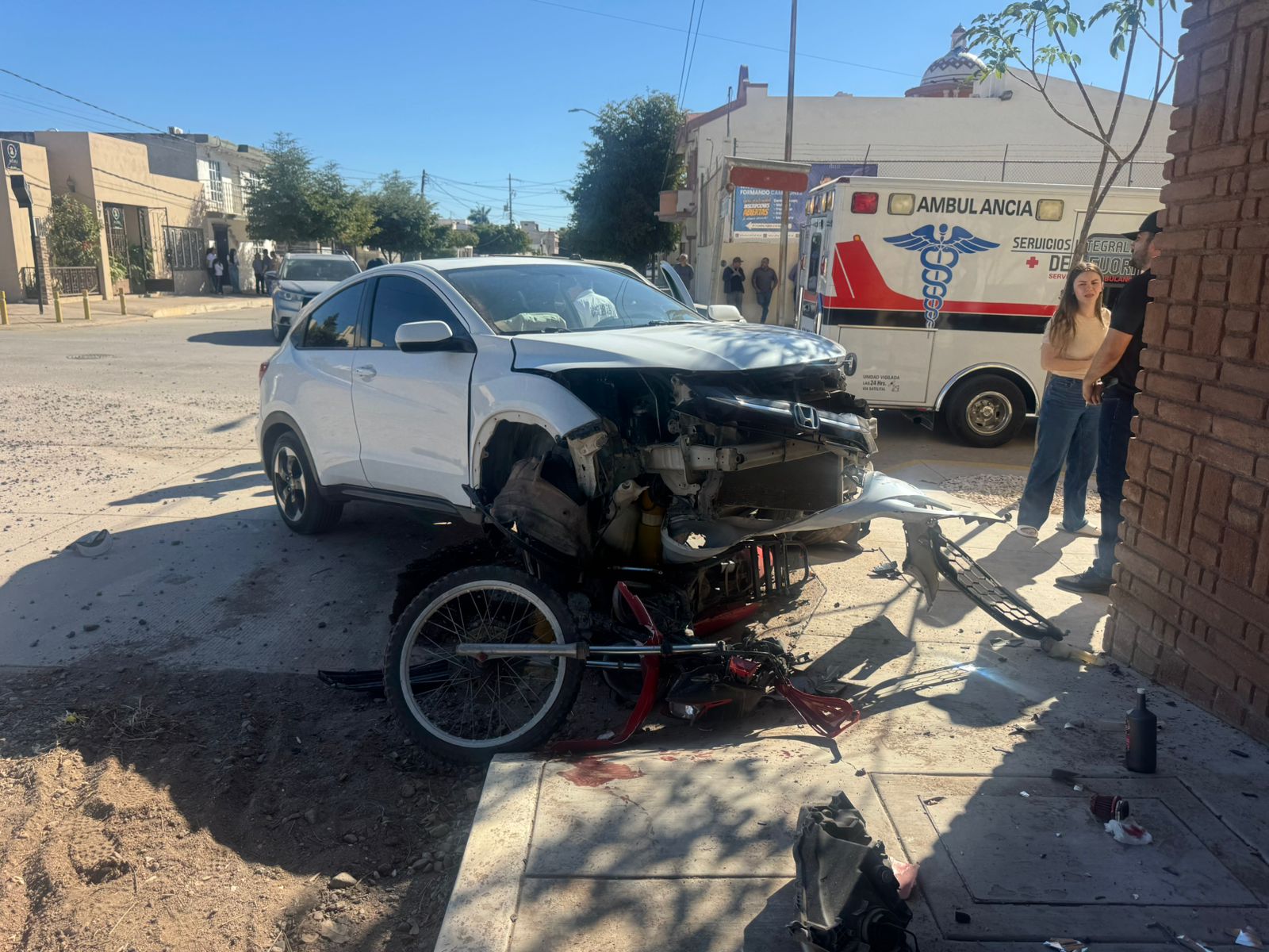 Carro y motocicleta chocados por accidente