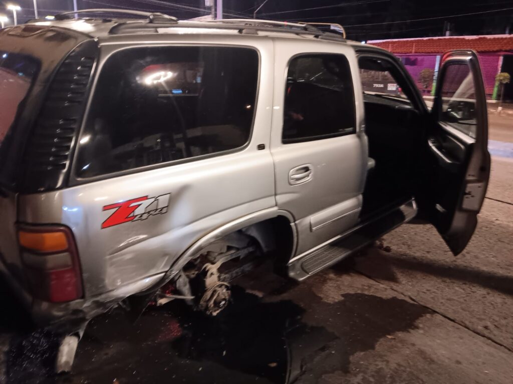 Choque en cruce de Guamúchil deja fuertes daños; menor no respetó el alto