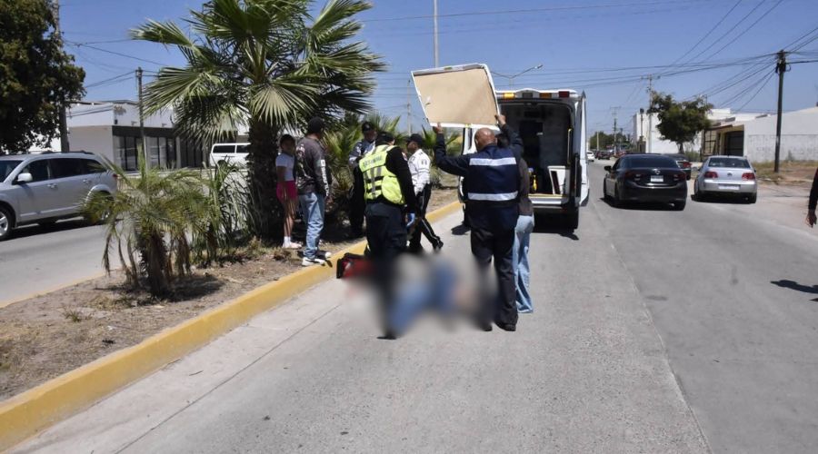 Cuerpo médico y ciudadanos auxiliando a accidentado que está en el suelo