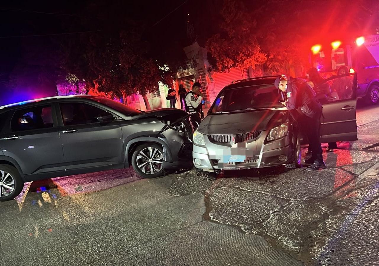 Dos automóviles impactados y con daños por el choque, elementos de seguridad y ciudadanos apoyando en la zona