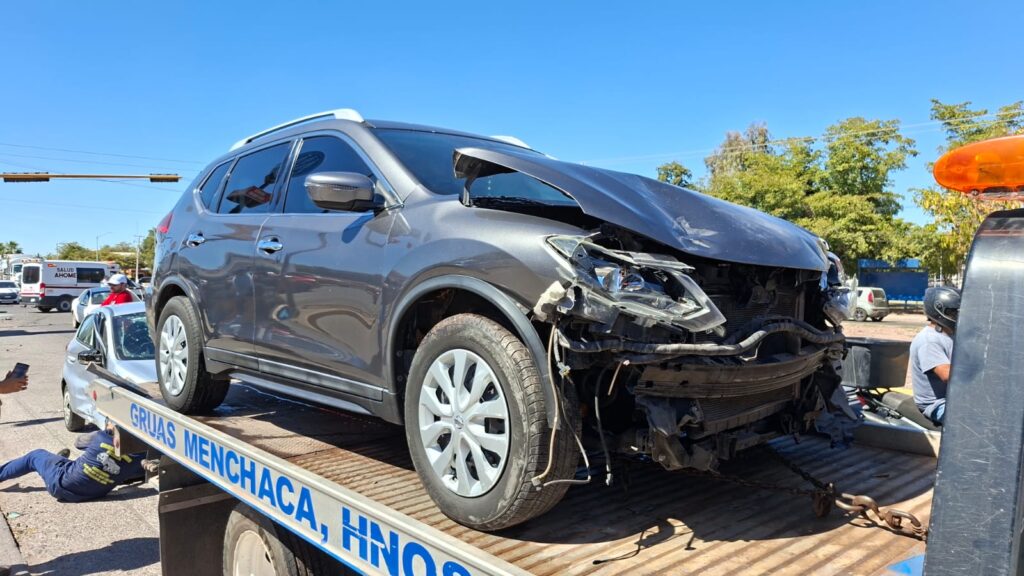 Carro gris encima de una grúa