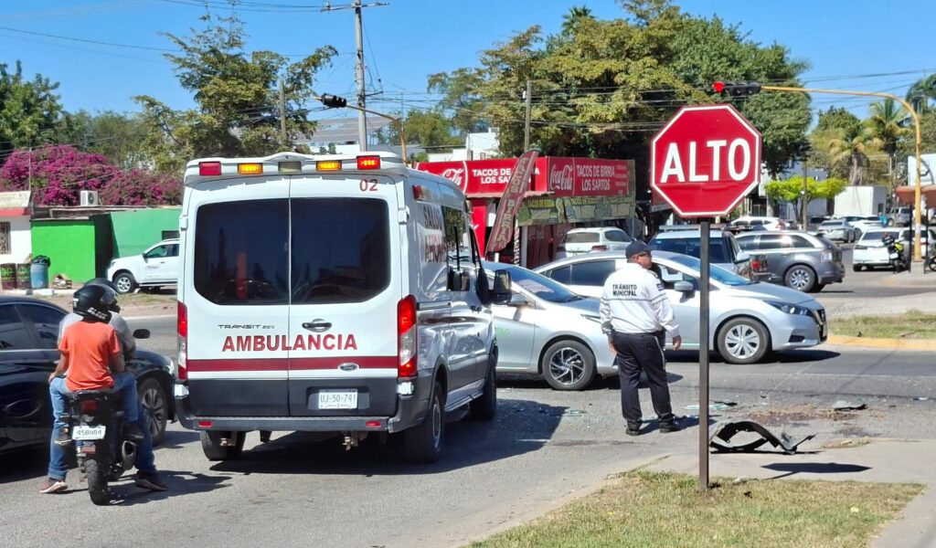 Ambulancia y un tránsito