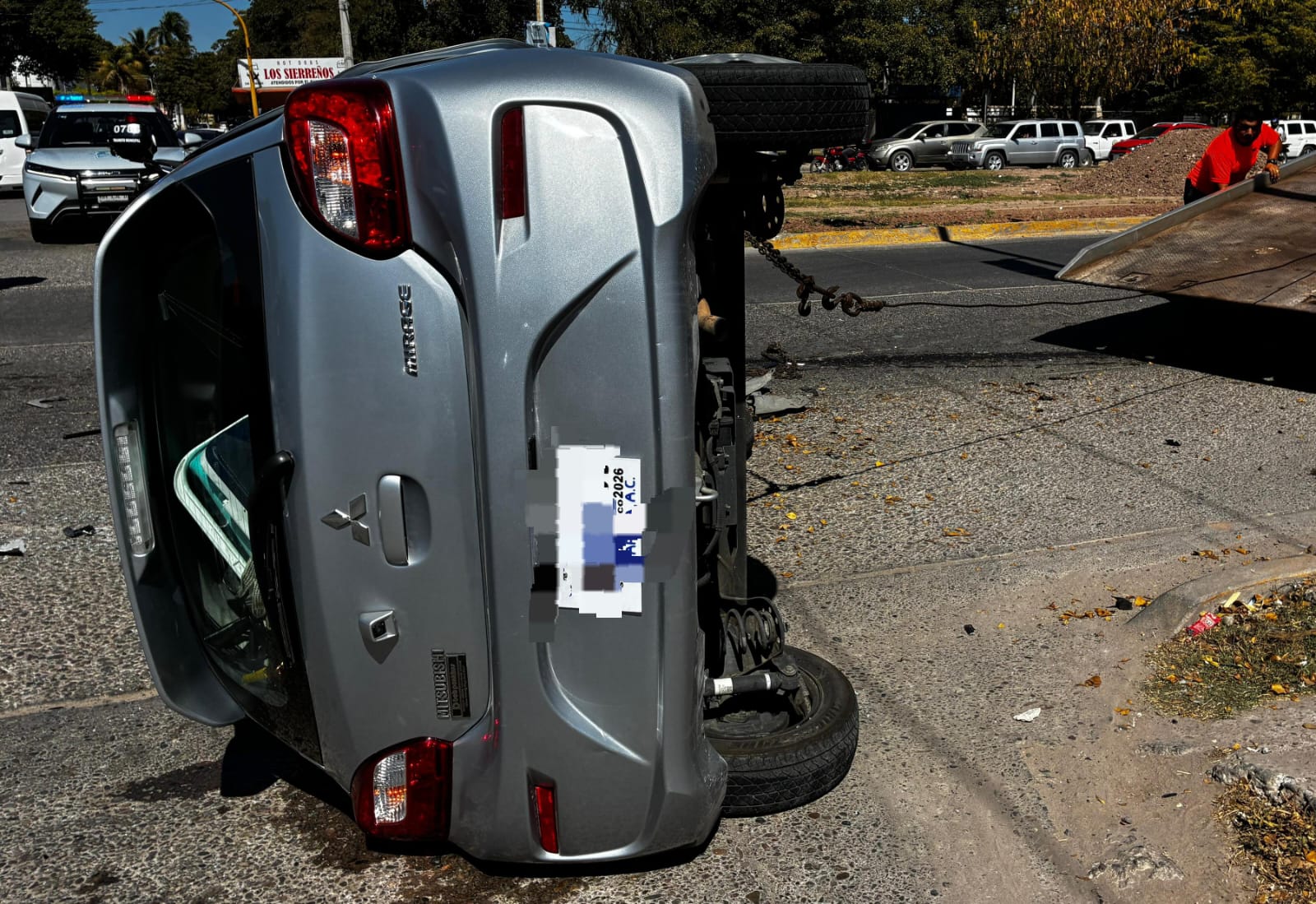 Carro gris volcado hacia la izquierda