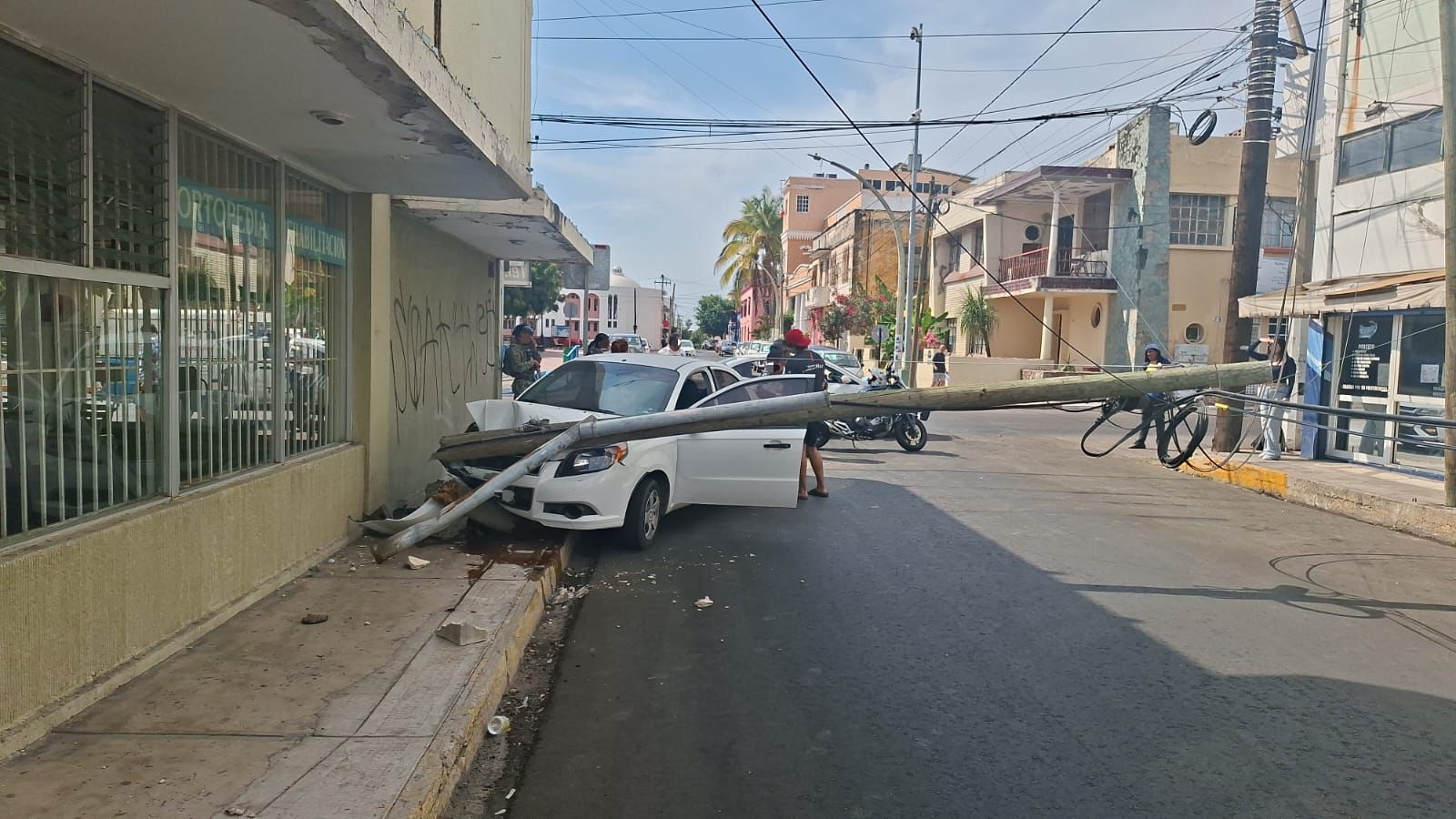 Vehículo impactado contra un poste telefónico