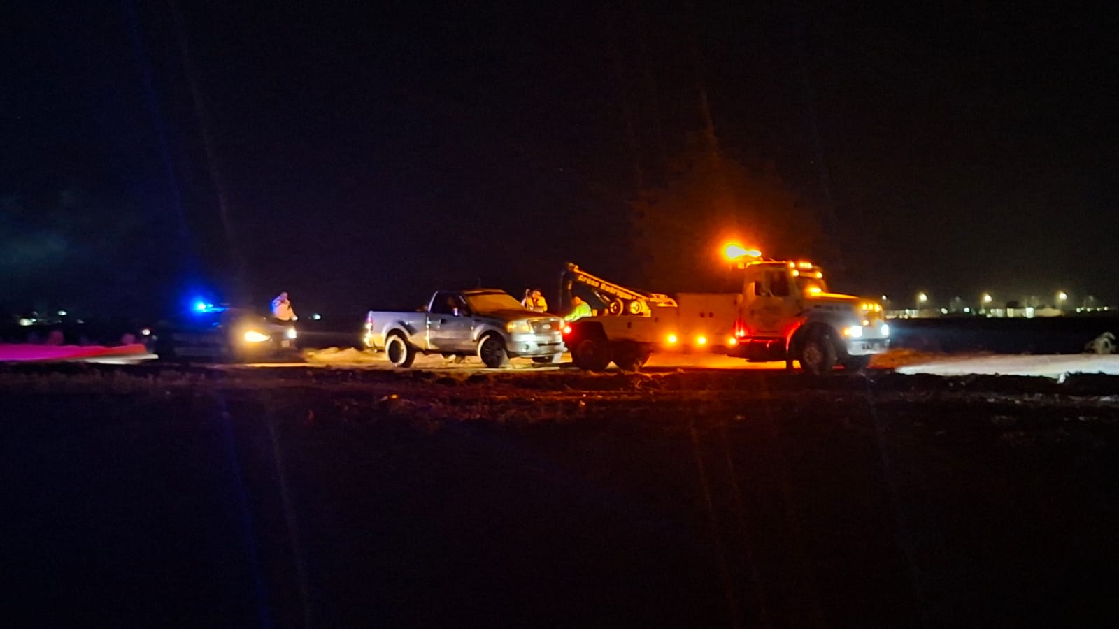 Unidad de tránsito, camioneta accidentada y una grúa con las sirenas encendidas