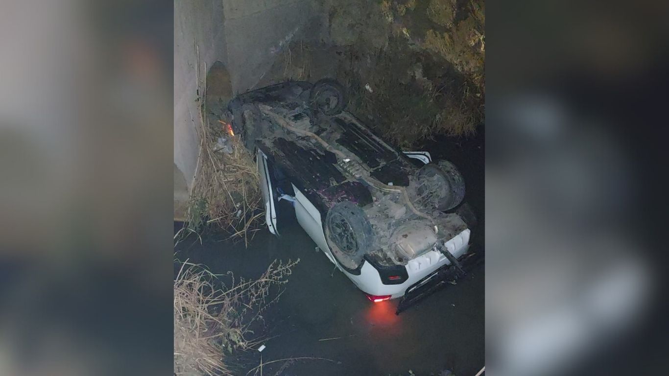 Vagoneta en canal volteada después de accidente