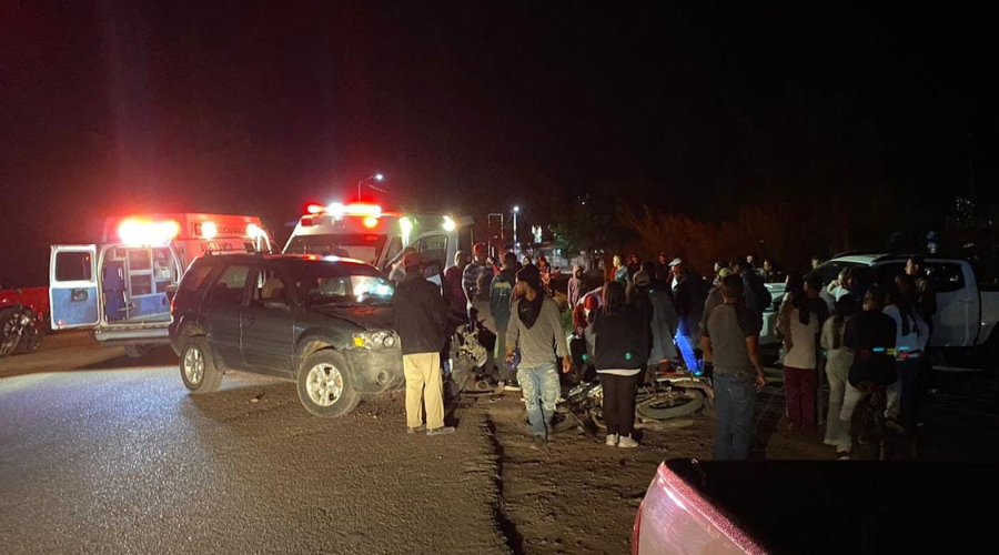 Testigos y paramédicos de Cruz Roja acuden a auxiliar a las personas accidentadas