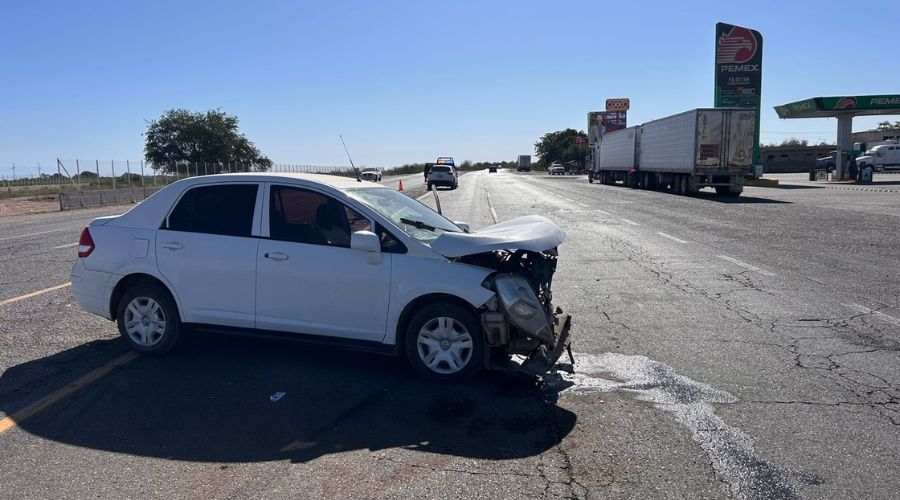 Auto dañado de la parte de enfrente estacionado en mitad de carretera