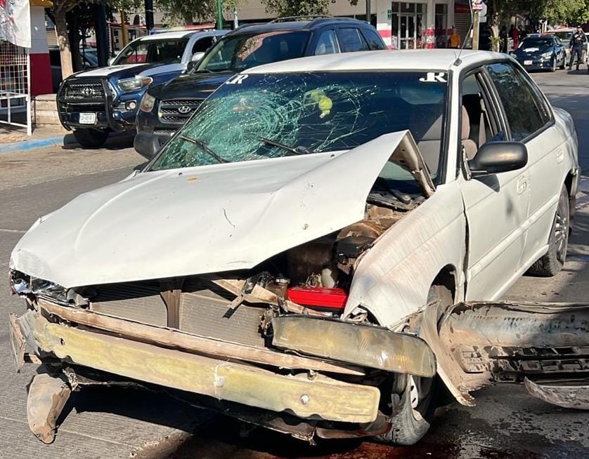 Automóvil Subaru de color blanco, modelo 1995