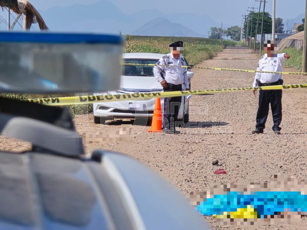 Cinta amarilla de precaución junto a un cono y dos elementos de tránsito con la cara difuminada