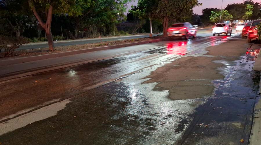 Aguas negras en calle de Mazatlán