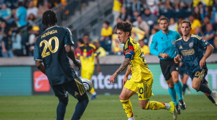 Jugadores del Águilas del América y Philadelphia Union disputan por el balón en el juego de la Concachampions Cup