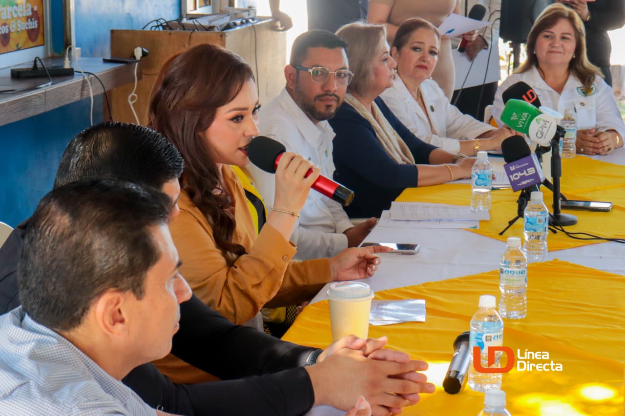 Funcionarios en conferencia de prensa