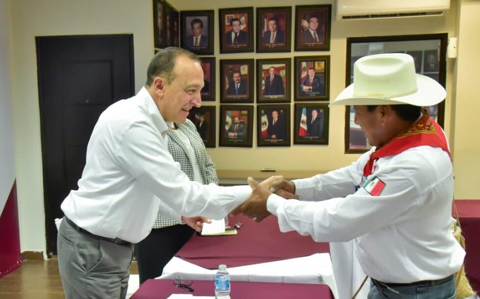 Antonio Menéndez, alcalde de Ahome, en entrega de apoyos a gobernadores indígenas