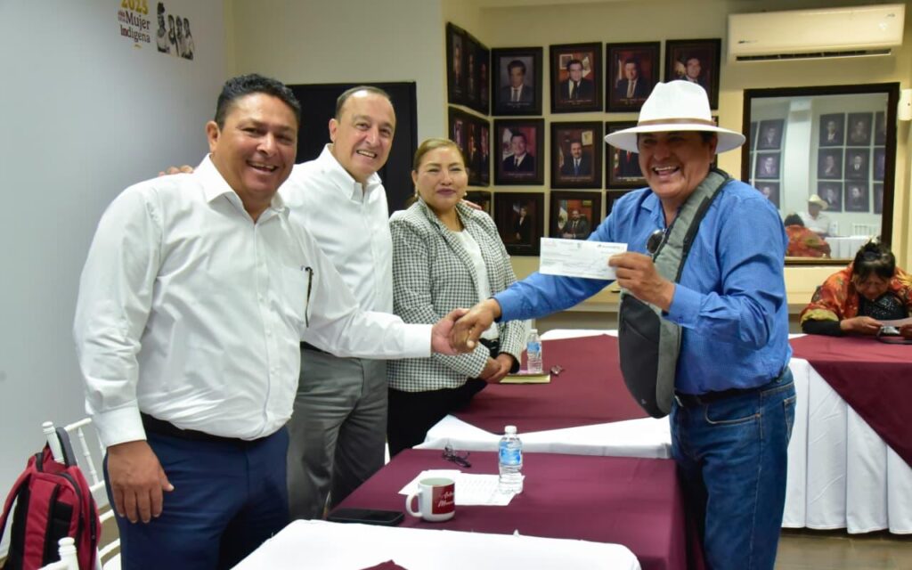 Ahome entrega apoyo a gobernadores indígenas previo a Semana Santa
